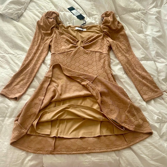 Elliatt Caribbean Textured Puffsleeve Minidress size L in beige NWT - Picture 3 of 7